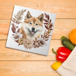 Azulejo Akita Inu Dog Otumn Wreath<br><div class="desc">Un hermoso retrato acuático de un perro Akita Inu se sitúa en el centro de una corona de otoño de bonito en tonos marrones,  canela y crema. Todo está colocado sobre un fondo blanco.</div>