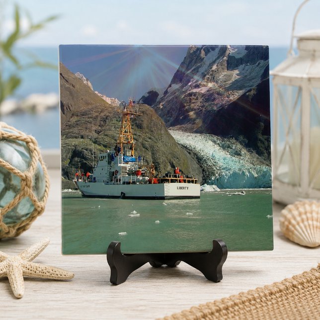 Azulejo Alaskan Mountain View with Boat (Alaskan Mountain View with Boat Ceramic Tile)