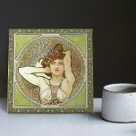 Azulejo Alphonse Mucha Amethyst Green Art Nouveau Vintage<br><div class="desc">Esta cerámica forma parte de un conjunto de tres (Ruby, Topaz y Amethyst) inspirado en la icónica era Art Nouveau del reconocido artista checo Alphonse Mucha. Mucha es ampliamente reconocida como una de las principales diseñadoras de Art Nouveau y es conocida por sus colaboraciones con la legendaria actriz Sarah Bernhardt....</div>