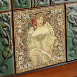 Azulejo Alphonse Mucha Art Nouveau Vintage<br><div class="desc">Esta cerámica cuenta con una obra de arte inspirada en la icónica época Art Nouveau del renombrado artista checo Alphonse Mucha. Mucha es ampliamente reconocida como una de las principales diseñadoras de Art Nouveau y es conocida por sus colaboraciones con la legendaria actriz Sarah Bernhardt. La baldosa muestra una hermosa...</div>