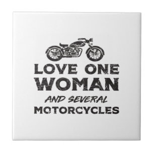 Azulejo Ama a una mujer y varias motocicletas esenciales