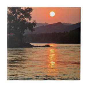 Azulejo Amanecer impresionante sobre el río Katun