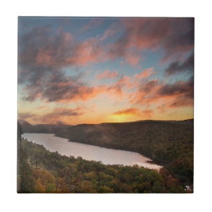 Azulejo Amanecer vívido sobre el lago de las nubes en otoñ