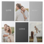 Azulejo Amar las vidas aquí | El regalo de la familia de t<br><div class="desc">Presentando un cálido y personalizado regalo que celebra la esencia de la familia, con un hermoso marco gris adornado con una conmovedora cita de "Love Lives Here" y tres preciadas fotos. Cada vez que el destinatario vea este notable regalo, su corazón se llenará de recuerdos cariñosos y una profunda apreciación...</div>