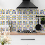Azulejo Amarillo azul marino Mediterráneo Elegante Blanco<br><div class="desc">Hermoso y fresco diseño de decoración de estilo mediterráneo moderno y fresco en azul marino y amarillo sobre una baldosa de cerámica de fondo blanco.</div>