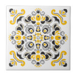 Azulejo Amarillo negro elegante Mediterráneo elegante blan<br><div class="desc">Hermoso y fresco diseño de decoración de estilo mediterráneo moderno y fresco,  con colores negros y amarillos sobre una baldosa de cerámica de fondo blanco.</div>
