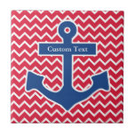 Azulejo Ancla azul náutica en el fondo rojo de Chevron<br><div class="desc">Este diseño azul náutico del ancla es perfecto para alguien que ama el océano, el lago, la playa, la navegación o los artículos de muy buen gusto, coloridos. El ancla azul se resume en blanco y después se fija en un fondo rojo y blanco del galón. Crea una mirada muy...</div>