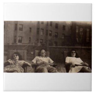 Azulejo Años 1940 tres personas descansando en el tejado