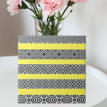 Azulejo Arte de Op blanco y negro con rayas estampadas en<br><div class="desc">Diseño de baldosas de diseño y decoración única,  con rayas horizontales de op art con motivos en blanco y negro sobre un fondo amarillo personalizable.</div>