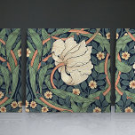 Azulejo Artesanías de William Morris de 1/2 de Pimpernel S<br><div class="desc">Abran la belleza intemporal del Movimiento de las Artes y las Artesanías con este elegante conjunto de dos baldosas de cerámica espejada, mostrando el famoso patrón de Pimpernel de William Morris. Estas baldosas, dispuestas en tonos tranquilizadores de azul polvoriento, amarillo cálido y verde sabio, reflejan el icónico espíritu de diseño...</div>