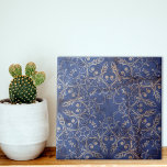 Azulejo Aspecto De Piedra De Color Blanco Y Azul Vintage<br><div class="desc">Hermoso y único diseño de cerámica con un patrón de damasco vintage sobre un fondo de piedra encalado azul oscuro.</div>