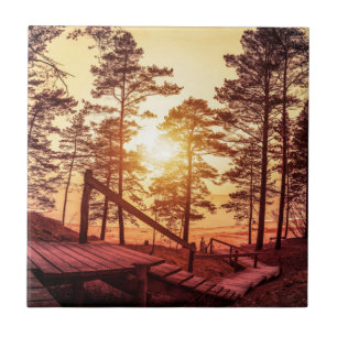 Azulejo Atardecer sobre un sendero de madera en un bosque 