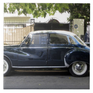 Azulejo Audi es un coche antiguo pero muy bien cuidado.