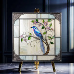 Azulejo Ave azul en flor<br><div class="desc">En el Lovely Bluebird on Flowering Vine se presenta un pájaro mojado encaramado en una vid con delicados brotes de flores y hojas sobre blanco, con un efecto vidriado con un borde de plata antiguo. Muchos usos para estos maravillosos azulejos de cerámica. Disponible en 2 tamaños 4, 25" x 4,...</div>