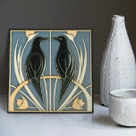 Azulejo Aves de cosecha azul turbia decoro Art Decó Mackin<br><div class="desc">Esta cerámica presenta pájaros negros vintage y patrones florales intrincados que recuerdan al estilo icónico de Mackintosh. Era un destacado arquitecto, diseñador y artista escocés del movimiento Art Nouveau. Su trabajo se caracteriza por líneas limpias, formas geométricas y un fuerte sentido de simetría. Estos elementos están muy bien representados en...</div>