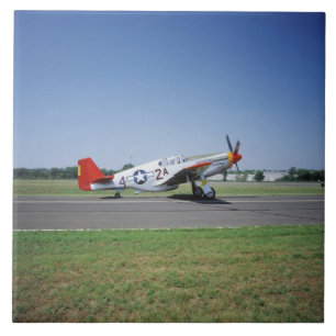 Azulejo avión P-51 C Tuskegee Red Tail en el CAF Air