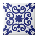Azulejo Azul azul portugués de estilo blanco<br><div class="desc">Elegante estilo portugués mediterráneo patrón azulejos de cerámica azul sobre un fondo blanco. Perfecto para un ambiente de playa fresco,  diseño interior.</div>