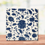 Azulejo Azul vintage   Chinoiserie blanco Patrón Floral<br><div class="desc">Este bonito embaldosado de cerámica azul y blanca (crema) presenta un patrón botánico de inspiración asiática de Chinoiserie vintage de flores,  viñas y hojas giratorias. Un toque elegante y original para la cocina,  el cuarto de baño u otro espacio con baldosas. También hace un gran trivet.</div>