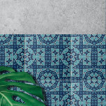 Azulejo Azul y añil simétrico intrincado<br><div class="desc">Esta baldosa cerámica presenta un patrón geométrico complejo que es tanto simétrico como intrincado. El diseño se caracteriza por formas estelares y detalles meticulosos, creando un contraste visualmente atractivo. La baldosa está decorada con varios tonos azules, que van desde la profundidad de la marina hasta los tonos más claros. Este...</div>