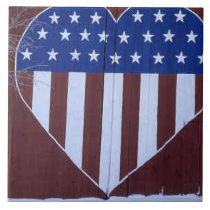 Azulejo Bandera en forma de corazón pintada en granero des