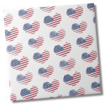 Azulejo Bandera estadounidense patriótica<br><div class="desc">Pequeña Cuta Bandera Patriótica Americana Rústica Patrón Corazón Rústico azulejos de cerámica! Presenta un patrón rústico o angustiado de corazones de la Bandera Americana para formar una divertida imagen roja, blanca y azul. Si quieres usar esta baldosa como una pequeña montaña o un trívet para una bebida o un plato.....</div>