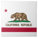 Azulejo Bandera estatal de California<br><div class="desc">Este diseño presenta la bandera del estado de California en Estados Unidos, uno de los estados más poblados y ricos del país. A menudo se le conoce como la Bandera del Oso, y se basa en una bandera que fue ondeada por primera vez durante la Revuelta de la Bandera del...</div>