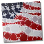 Azulejo Bandera única patriótica estadounidense<br><div class="desc">Esta fresca y abstracta huella patriótica cuenta con una abstracta bandera estadounidense con estrellas y rayas. El blanco y el azul rojos están compuestos por círculos de diferentes tamaños. EEUU Patriótico Rojo Azul Blanco Bandera Americana cerámica</div>