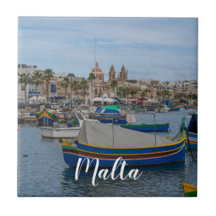 Azulejo Barcos de pesca tradicionales y coloridos en Malta