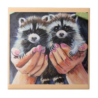 Azulejo Bebés de mapache en manos