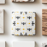 Azulejo Bee Amarillo Cocina Verano Backsplash Cerámica Til<br><div class="desc">Este diseño presenta una abeja y un peine de miel con formas simples y contornos negros sobre un fondo blanco. Los acentos amarillos le dan un toque de color al diseño simétrico y minimalista. El dibujo en tinta de las abejas incorpora elementos geométricos e inspiración Art Decó sin sombras.</div>