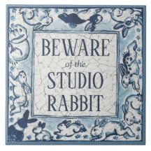 Beware Studio Rabbit Delft Rótulo blanco azul Dedh