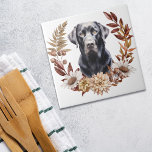 Azulejo Black Labrador Recuperever Dog Otumn Wreath<br><div class="desc">Un hermoso retrato acuarela de un perro Labrador Recuperever negro se coloca en el centro de una corona de otoño de bonito en tonos marrones,  canela y crema. Todo está colocado sobre un fondo blanco.</div>