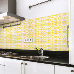 Azulejo Blanco amarillo cálido del Mediterráneo portugués<br><div class="desc">Elegante Azulejo estilo mediterráneo portugués patrón cerámica azulejos color amarillo cálido sobre un fondo blanco. Perfecto para el diseño interior o el contraportamiento. Versión de patrón 3.</div>