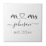 Azulejo Boda Compromiso Corazón Sr. Sra. Nombre Personaliz<br><div class="desc">El Sr. y la Sra. apellido o apellido personalizado con adorable azulejo de cerámica de corazón de vientre con nombre personalizado y fecha establecida que hace un regalo personalizado y especial para un boda,  aniversario,  Navidades o regalo de compromiso.</div>