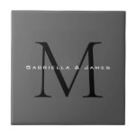 Azulejo Boda de caligrafía gris negro monogramado<br><div class="desc">Las iniciales extremadamente estéticas y destacables destacan en un fondo gris. El elegante tono gris da un toque noble a este diseño.</div>