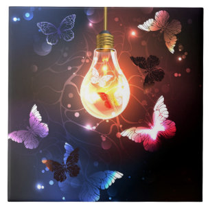 Azulejo Bombilla brillante con mariposas nocturnas