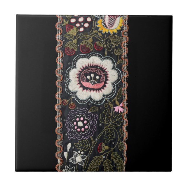 Azulejo Bordado húngaro vintage sobre negro (Frente)