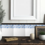 Azulejo Borde floral azul blanco simple<br><div class="desc">Las baldosas,  de diseño floral azul,  recuerdan a las casas de campo francesas y a los espacios acogedores. Una adición única a los retoños de cocina o baño.</div>