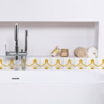 Azulejo Borde geométrico amarillo de mostaza dorada Art De<br><div class="desc">Crisp art deco estilo dorado detalles geométricos adorno de cerámica de borde decorativo sobre un fondo blanco. Por favor, tenga en cuenta que el oro es una huella de color amarillo mostaza y no es un color oro real. Diseño original y único, perfecto para interiores modernos o de estilo Art...</div>