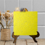 Azulejo Brillante Amarillo Cristal Textura Moderna Sencill<br><div class="desc">Esta baldosa de cerámica de apariencia acristalada tiene una falsa crepitación sobre un fondo amarillo primario brillante. Parece una pieza artesanal texturizada con un aspecto decorativo pero simple y neutro. Perfecto como acento propio o combinado con otros motivos de mosaico en una instalación de contraportada. Arte y diseño de Tuzi...</div>