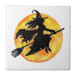 Azulejo Bruja y luna<br><div class="desc">una obra de arte decorativa de una bruja montando su escoba mágica frente a un naranja brillante y una luna de color amarillo sobre una baldosa de cerámica.</div>