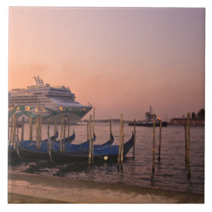 Azulejo Buque de cruceros y góndolas cerca del Gran Canal,