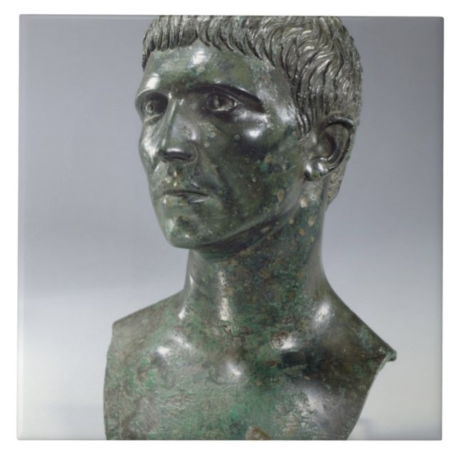 Azulejo Cabeza de bronce de un hombre, romano, el comenzar (Frente)
