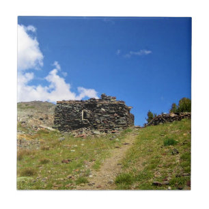 Azulejo Cabina de piedra antigua en los lagos Gaylor, paso