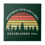 Azulejo Cabina de tronco de atardecer personalizada Casa d<br><div class="desc">Baldosas de cerámica de la puesta de sol personalizado de Guay en un hermoso bosque verde. Decoración personalizada de la casa familiar de lagos de Guay para su cabaña de troncos personalizada con su apellido bajo los árboles.</div>