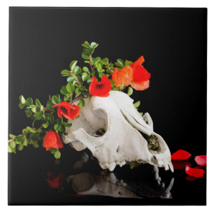 Azulejo Calavera animal con una corona de flores silvestre