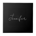 Azulejo Caligrafía Elegante Llanto Blanco Negro Nombre sim<br><div class="desc">¿Buscando una caligrafía hermosa con una letra estética? Este diseño simple y llamativo es para ti. Este producto impresiona inmediatamente a quienes lo ven. El diseño elegante y refinado reflejará inmediatamente la calidad de su relación y familia.</div>
