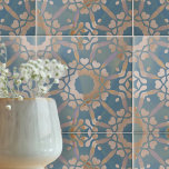 Azulejo Calmando azul beige blanco angustiado geométrico<br><div class="desc">Esta baldosa de cerámica es una hermosa mezcla de arte tradicional y estética contemporánea. El color de la base es un poco más tranquilo, el azul, que aporta serenidad a la decoración de diseño. Las líneas geométricas blancas atraviesan la baldosa, formando un entramado complejo de formas de diamante y otros...</div>