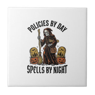 Azulejo Camiseta de Bruja de Seguros, Agente de Halloween 