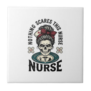 Azulejo Camiseta de enfermera de Halloween con gráfico de